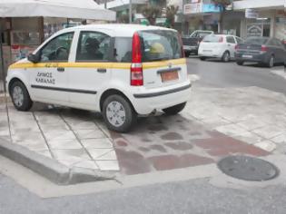 Φωτογραφία για Και ο δήμος Καβάλας παρκάρει σε ράμπα για ΑμεΑ!