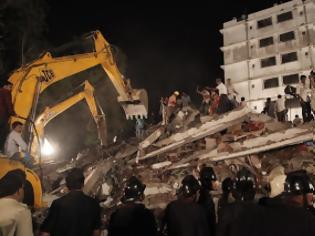 Φωτογραφία για Κατέρρευσε πολυκατοικία στη Βομβάη - Τουλάχιστον 45 νεκροί