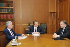 Αναγνώστης προβλέπει το τέλος της τρικομματικής κυβέρνησης