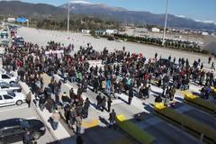 Πάτρα: Oι φοιτητές άνοιξαν τα διόδια της γέφυρας Ρίου - Αντιρρίου