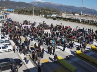 Φωτογραφία για Πάτρα: Oι φοιτητές άνοιξαν τα διόδια της γέφυρας Ρίου - Αντιρρίου