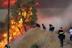 Υπό μερικό έλεγχο η φωτιά σε Δράκεια - Χάνια, σε εξέλιξη στο Καστρί Πηλίου