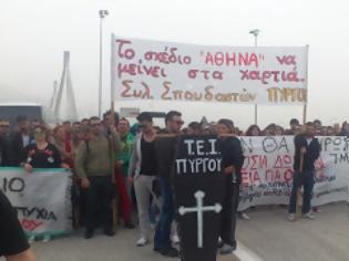 Φωτογραφία για Γέφυρα Χ. Τρικούπης: Αποχώρησαν ΜΑΤ και φοιτητές - Καταγγέλλουν πως η Αστυνομία έκλεισε το δρόμο και όχι αυτοί