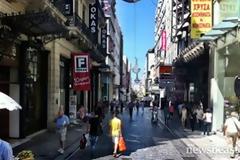 Η τρόικα βάζει χέρι και στο ωράριο