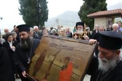 Συγκίνηση στην υποδοχή θαυματουργής εικόνας στη Καλαμπάκα