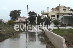 Μπούρτζι: Η θάλασσα έπνιξε τα σπίτια!