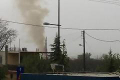 Λαμία: Έπεσε κεραυνός σε κυπαρίσσι δίπλα σε σπίτι μέσα στη πόλη!
