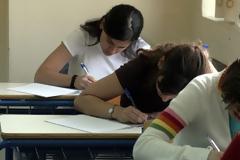 Αναγνώστρια αναφέρεται στις πανελλήνιες εξετάσεις 2013