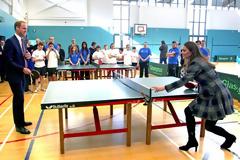 Kate-William: Δείτε το πριγκιπικό ζεύγος να παίζει πινγκ πονγκ (vid)!