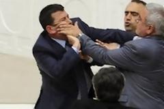 Ξύλο στο τουρκικό κοινοβούλιο