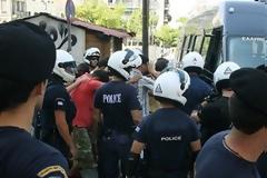 Κωδικός «Αθηνά» για 800.000 παράνομους μετανάστες...Και συναγερµός στην Αστυνοµία για εκατοντάδες χιλιάδες όπλα