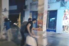 Διώξτε πρώτα τους αφισοκολλητές των κομμάτων, αναγνώστης ζητά...