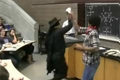 VIDEO: Η καλύτερη φάρσα που έγινε ποτέ σε ώρα μαθήματος!