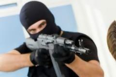 Τον σταμάτησαν στο βενζινάδικο με καλάσνικοφ και του πήραν 40.000 ευρώ από το πορτ μπαγκαζ