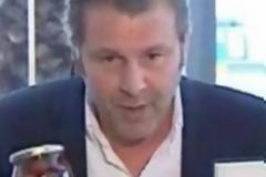 Ο Α. Γκλέτσος μοιράζει δωρεάν ελιές και λάδι στο Κερατσίνι
