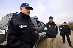 Έπαθαν αμόκ οι αστυνομικοί της Frontex από τον τεράστιο όγκο των λαθρομεταναστών που μπαίνουν στην Ελλάδα!
