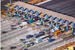 Αναγνώστρια αναλύει την κερδοσκοπία ιδιωτών εις βάρος των πολιτών στα διόδια