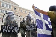 Γιατί οι Έλληνες ανέχονται αυτή την κατάντια;
