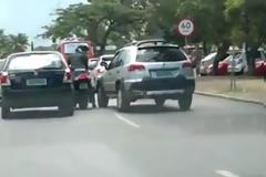 Χοντρός τσαμπουκάς γυναίκας οδηγού με μοτοσυκλετιστή! [VID]
