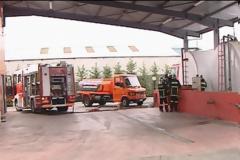 Φωτιά σε δεξαμενή πετρελαίου με δυο εγκλωβισμένους [video]