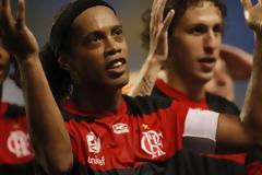 Τι να περιμένεις όταν και ο Ronaldinho χάνει τέτοια γκολ!