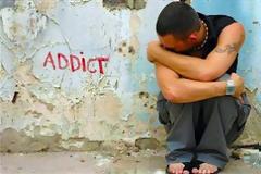 Μήνυσε το γιο του για να τον σώσει από τα ναρκωτικά