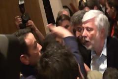 Τρίπολη: Αποχώρηση Τατούλη με κροτίδες και μπουκάλια-Δείτε το βίντεο!