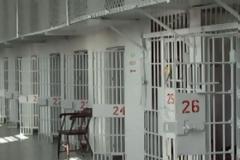 Αρχιφύλακες ξυλοκόπησαν οροθετικό κρατούμενο!