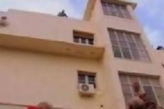 Θεσσαλονίκη : 40χρονη πολιτική μηχανικός απειλεί να πέσει απο το μπαλκόνι του γραφείου της!