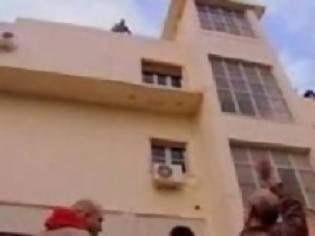 Φωτογραφία για Θεσσαλονίκη : 40χρονη πολιτική μηχανικός απειλεί να πέσει απο το μπαλκόνι του γραφείου της!