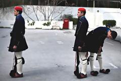 New York Times: Εύζωνες ακίνητοι την ώρα των επεισοδίων