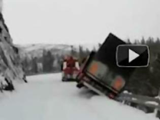 Φωτογραφία για Σοκαριστικό ατύχημα on camera: Φορτηγό και γερανός πέφτουν στον γκρεμό (Video)