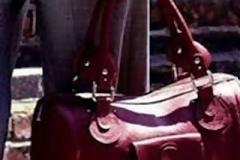 Είχε μέσα στη τσάντα της το νεογέννητο μωρό της!