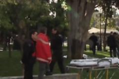 Χειροκρότησαν τη σορό του αυτόχειρα οι περαστικοί της πλ.Συντάγματος (Βιντεο)