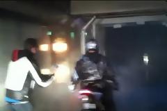 Απίστευτη τρέλα! Μοτοσυκλετιστής ...συνοδεύει την μοτοσυκλέτα του σε πλυντήριο αυτοκινήτων! (VID)