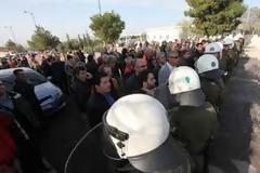 Επεισόδια στην Αμυγδαλέζα μεταξύ κατοίκων και ΜΑΤ