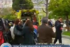 VIDEO: Περαστικοί χειροκροτούσαν τη σορό του άνδρα που αυτοκτόνησε