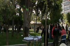 Βίντεο μαρτυρίες από το Σύνταγμα...(Βίντεο) Οι παρευρισκόμενοι χειροκροτούσαν κατά τη μεταφορά του άψυχου σώματος του αυτόχειρα.