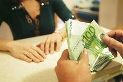 Συνεχίζεται η εκροή καταθέσεων για την κάλυψη βασικών αναγκών