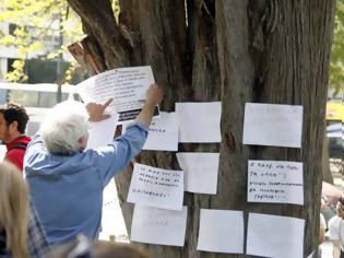 Φωτογραφία για Σημειώματα και λουλούδια στο Σύνταγμα για τον 77χρονο αυτόχειρα