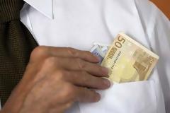 Απαιτούσε εκβιαστικά 20.000 για να κατακυρώσει διαγωνισμό