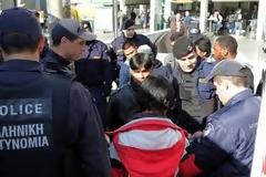 Αναγνώστης διαμαρτύρεται για τα κέντρα λαθρομεταναστών