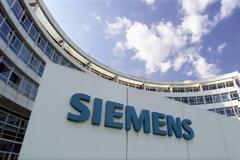 Χαμός στη Βουλή για τη Siemens υπό το βλέμμα γερμανού υφυπουργού