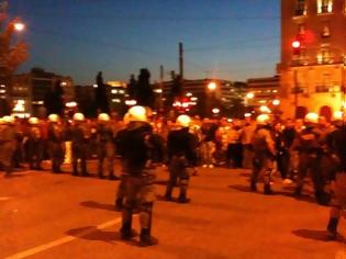 Φωτογραφία για EKTAKTO: Ένταση στο Σύνταγμα-Τα ΜΑΤ απωθούν τους διαδηλωτές