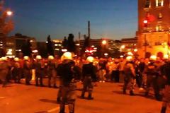 Ένταση στο Σύνταγμα-Τα ΜΑΤ απωθούν τους διαδηλωτές