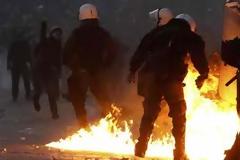 Σε εξέλιξη κυνηγητό με ρίψεις χημικών μπροστά στη Μ. Βρετανία