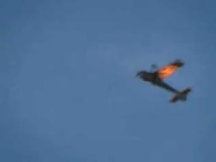 Φωτογραφία για Σε πτήση επίδειξης ένα αεροπλάνο χάνει ολόκληρο το δεξί φτερό του και ξεκινάει η ελεύθερη πτώση του (βιντεο)