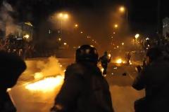 Κυνηγητό στα στενά γύρω από την Ερμού. Βροχή τα χημικά!