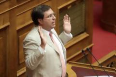 Ο Αϊβαλιώτης έδειξε πρωτοσέλιδο της Χρυσής Αυγής στην Βουλή!