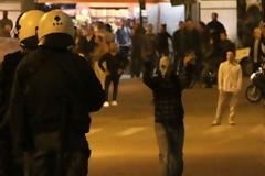 Ένταση στο Σύνταγμα – Μολότοφ και ένας τραυματίας....Τακτική Μαρφίν και πάλι,για να σταματήσουν το οργισμένο πλήθος απλών ανθρώπων που πήγαιναν στο σημείο.